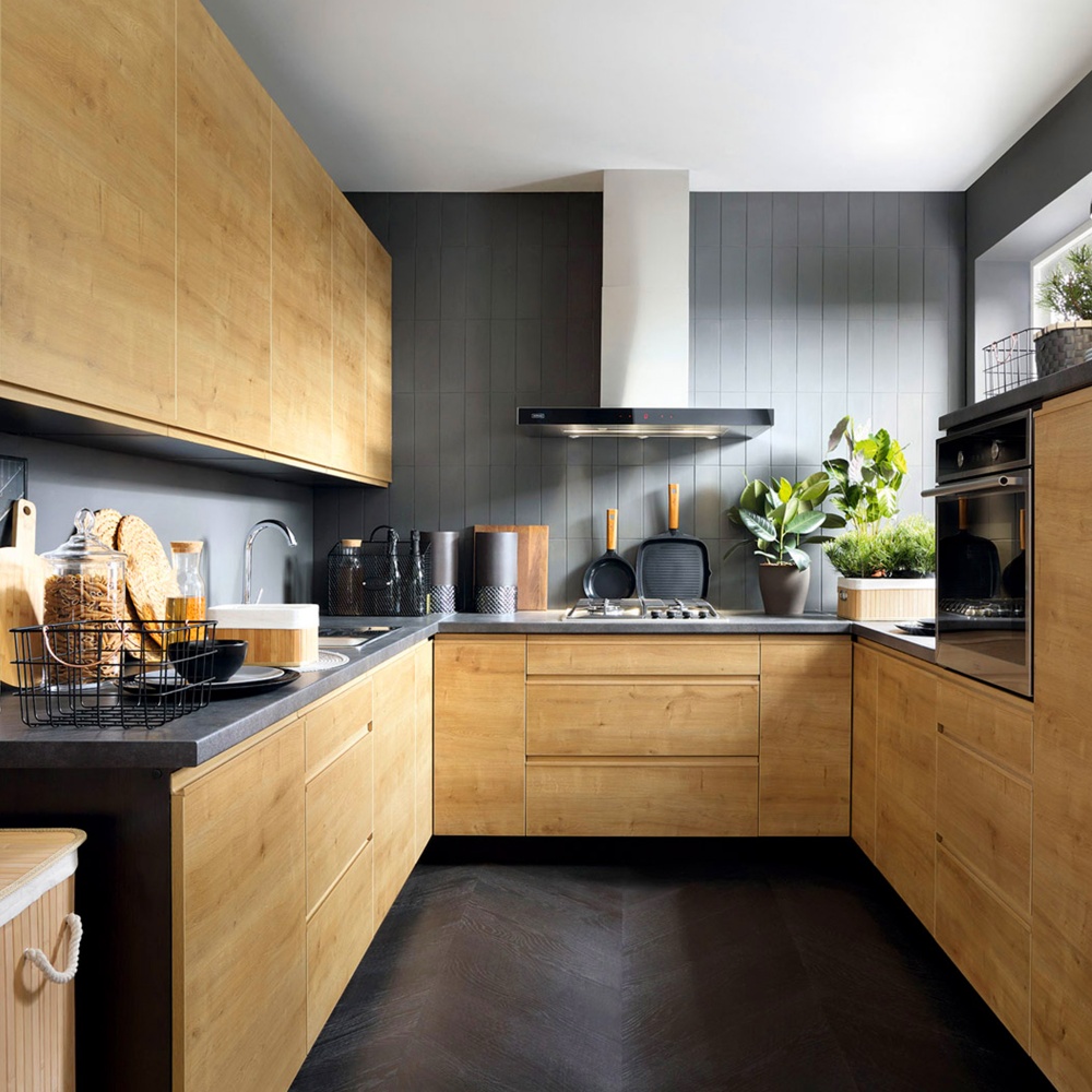 кухни с деревянной столешницей и фартуком и серыми фасадами